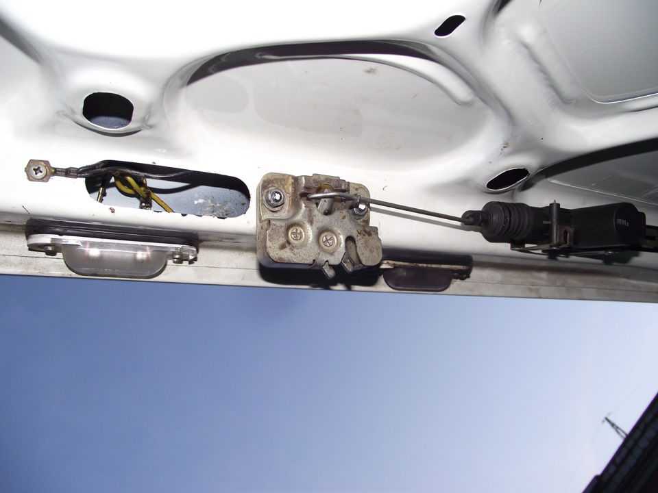 Ремонт замка багажника своими руками может быть простым или сложным занятием в зависимости от того, какая марка автомобиля принадлежит владельцу.