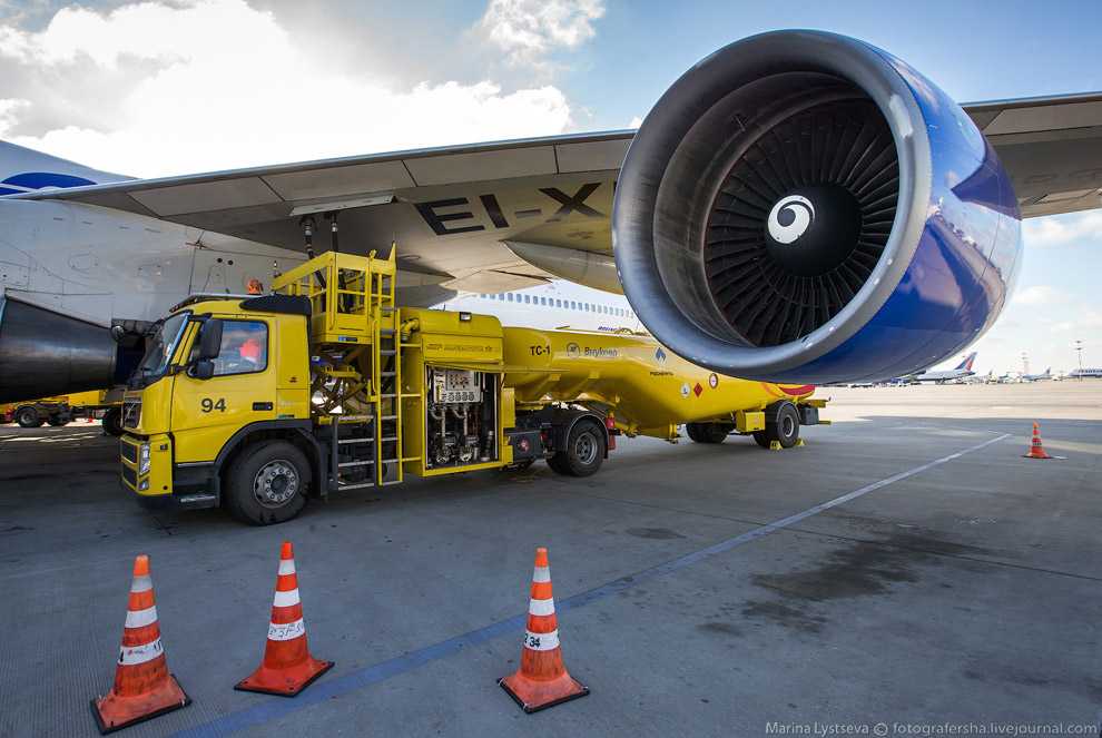 Авиационное топливо: чем заправляют самолеты