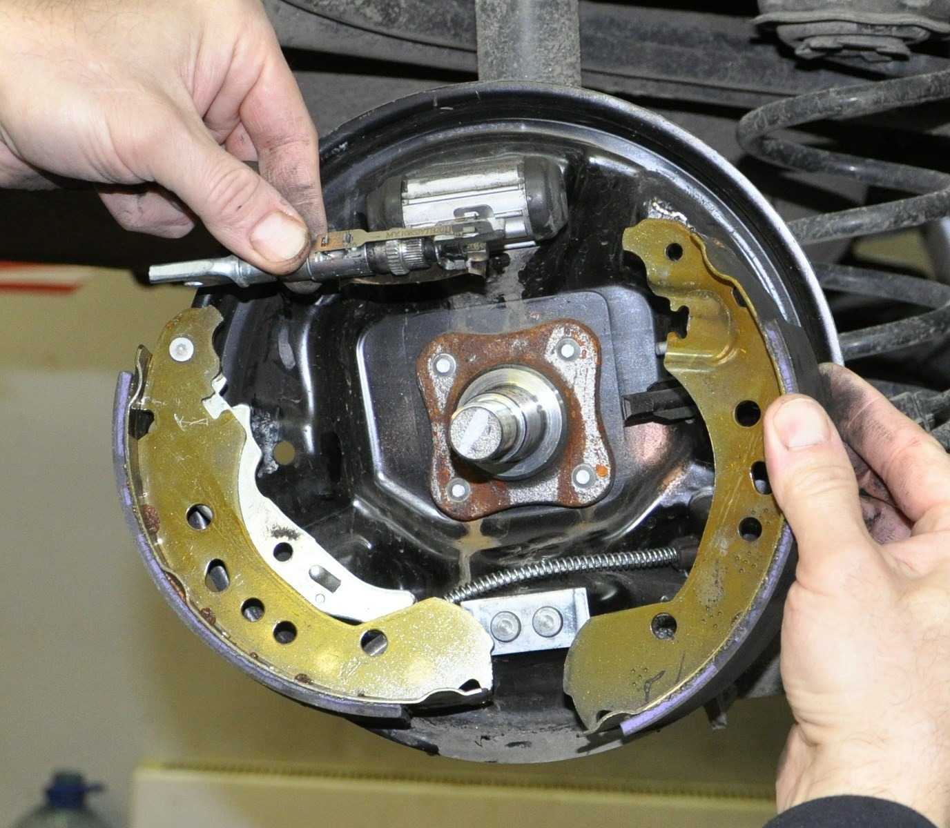 Как заменить задние колодки на дисковых тормозах автомобилей lada