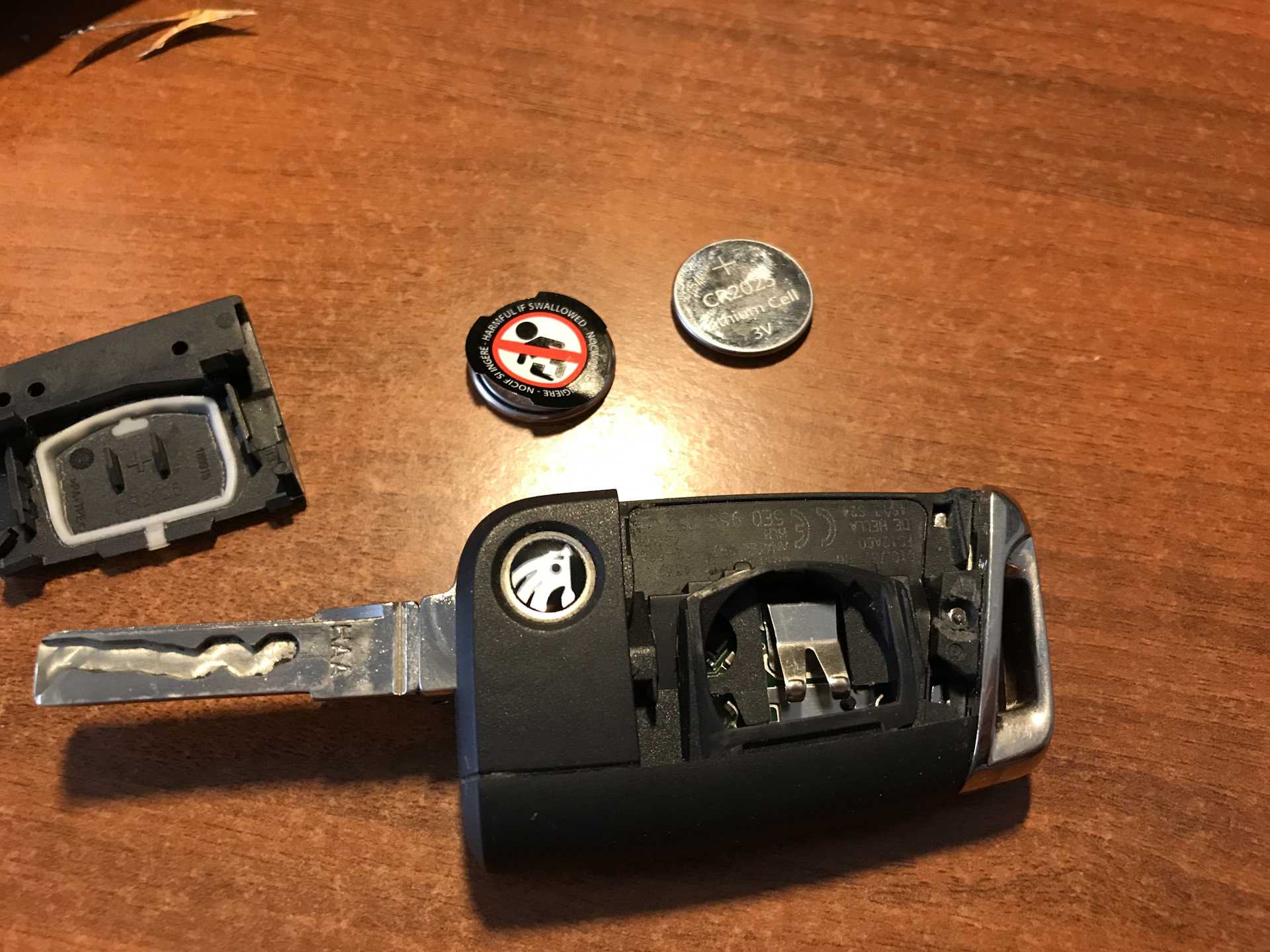 Как поменять батарейку в ключе от шкода карок