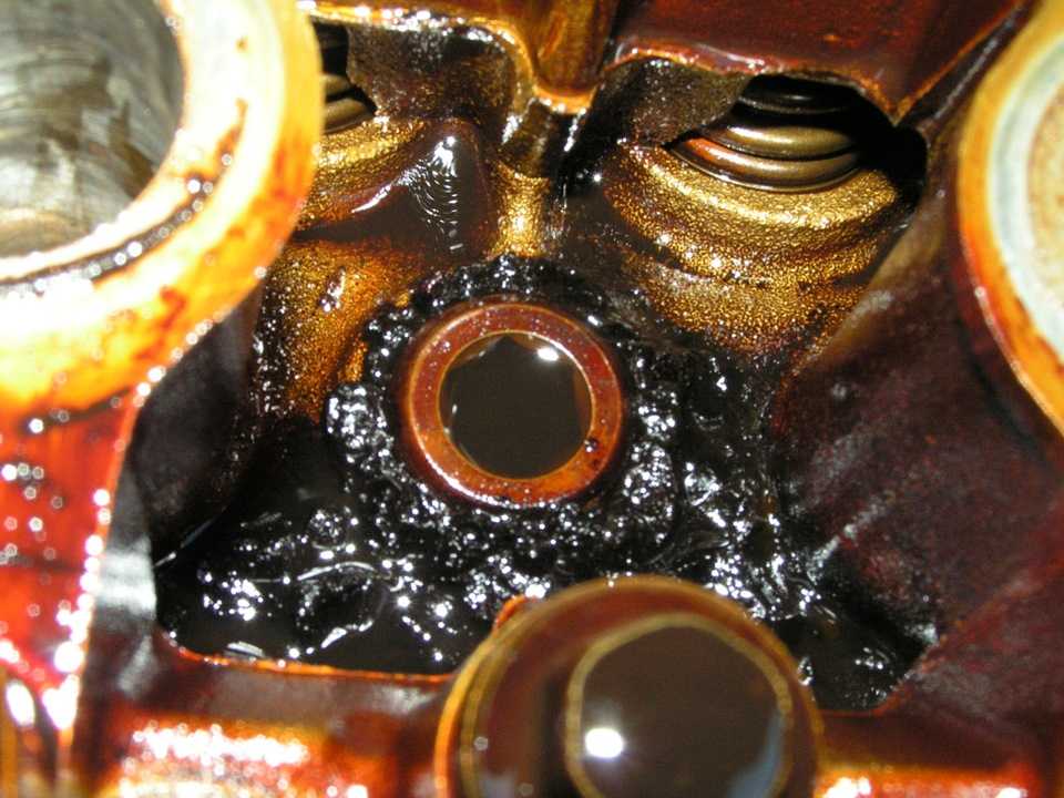 Загустело масло в двигателе или смазка изменила свои свойства: причины и последствия