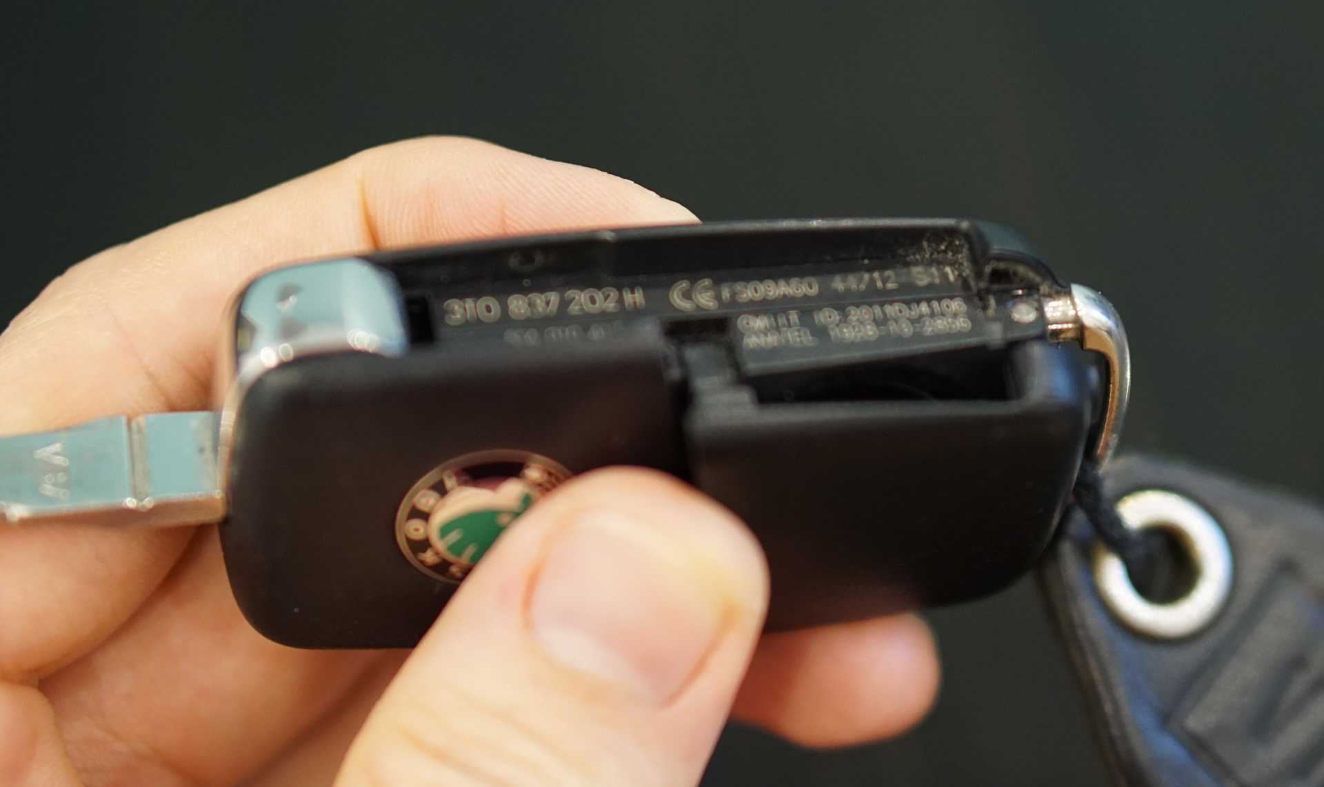 Как заменить батарейку в ключе шкода октавия