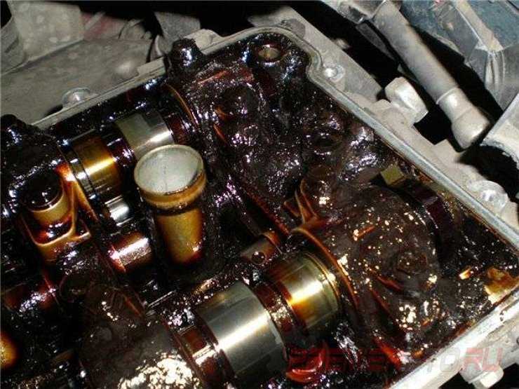 Почему чернеет масло в двигателе и опасно ли это?