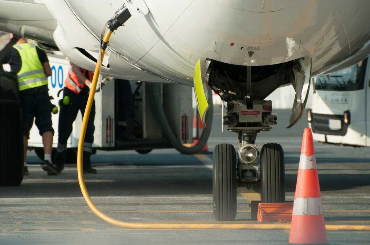 Авиационное топливо: виды горючего для самолетов, расход, заправка