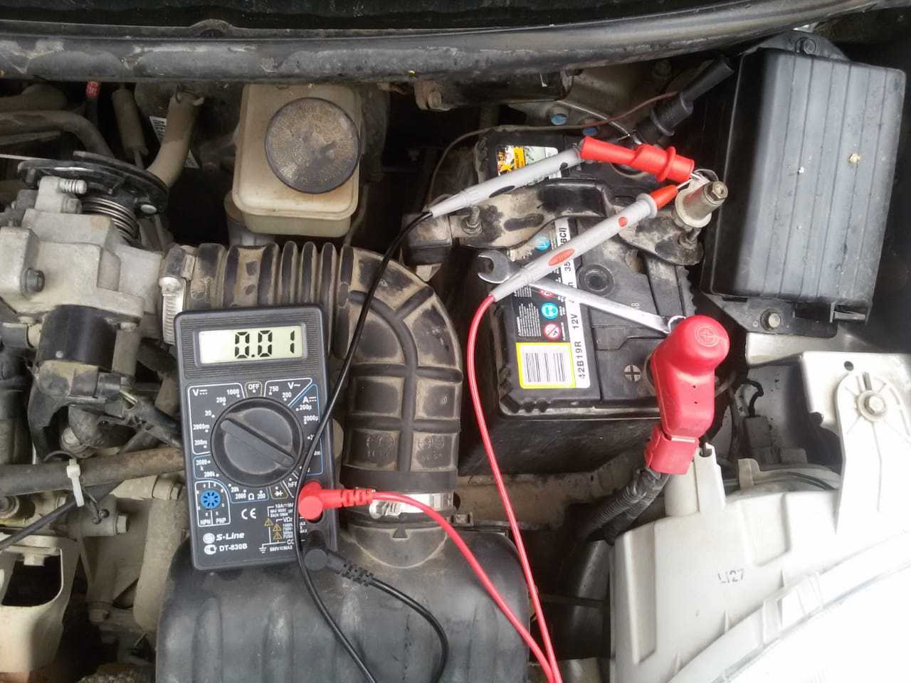 Почему горит индикатор аккумулятора на приборной панели автомобиля Первый вариант  ток от генератора поступает, на клеммах АКБ напряжение 12V, батарея