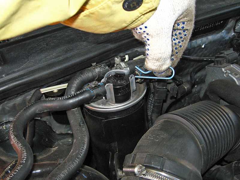 Замена топливного фильтра в бензиновом двигателе (для применения на моделе audi а6 с4)