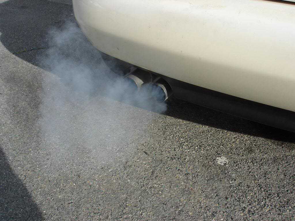 Синий дым из выхлопной трубы бензинового двигателя: причины, как убрать