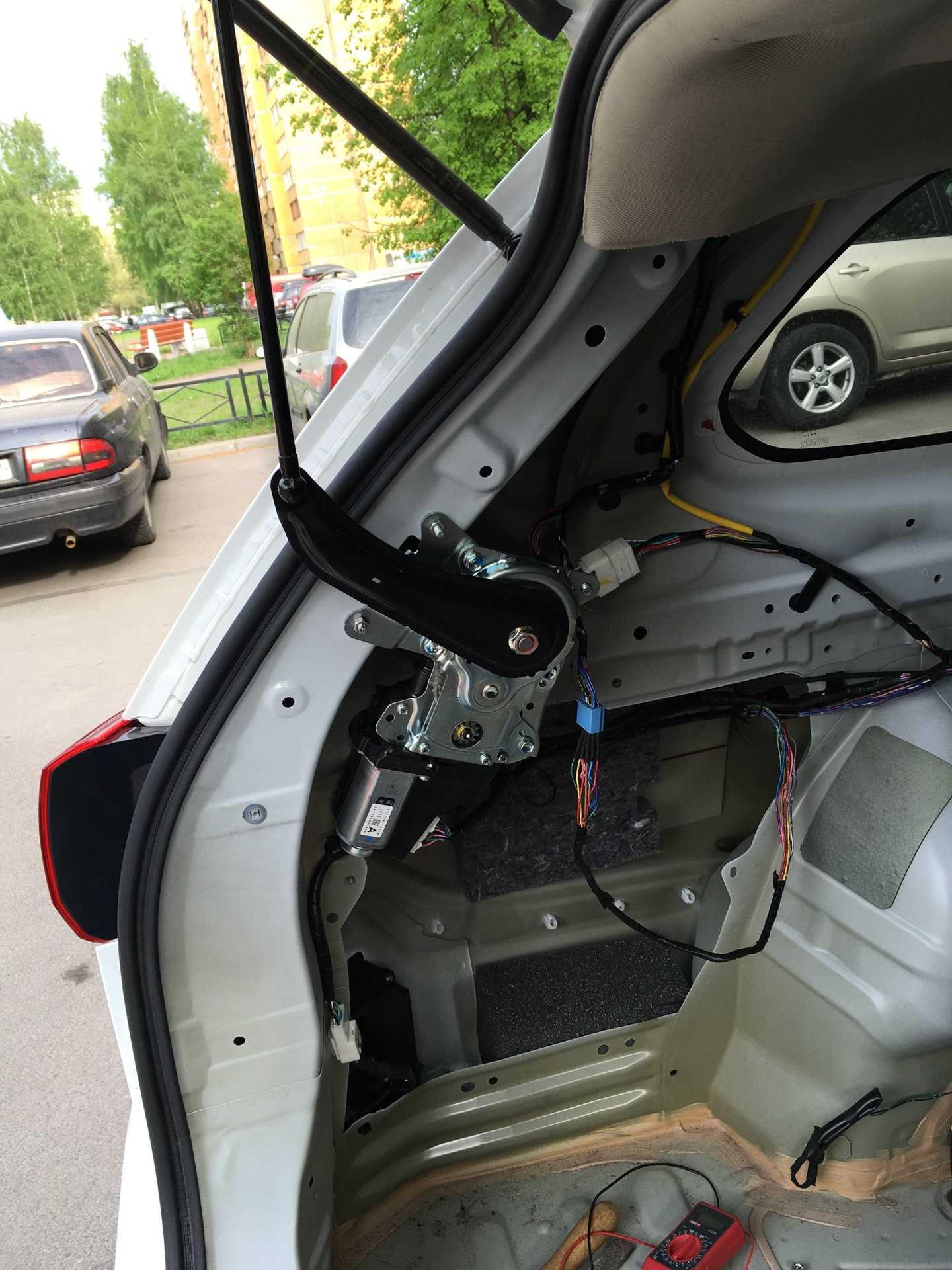 Как установить электрический замок на багажник