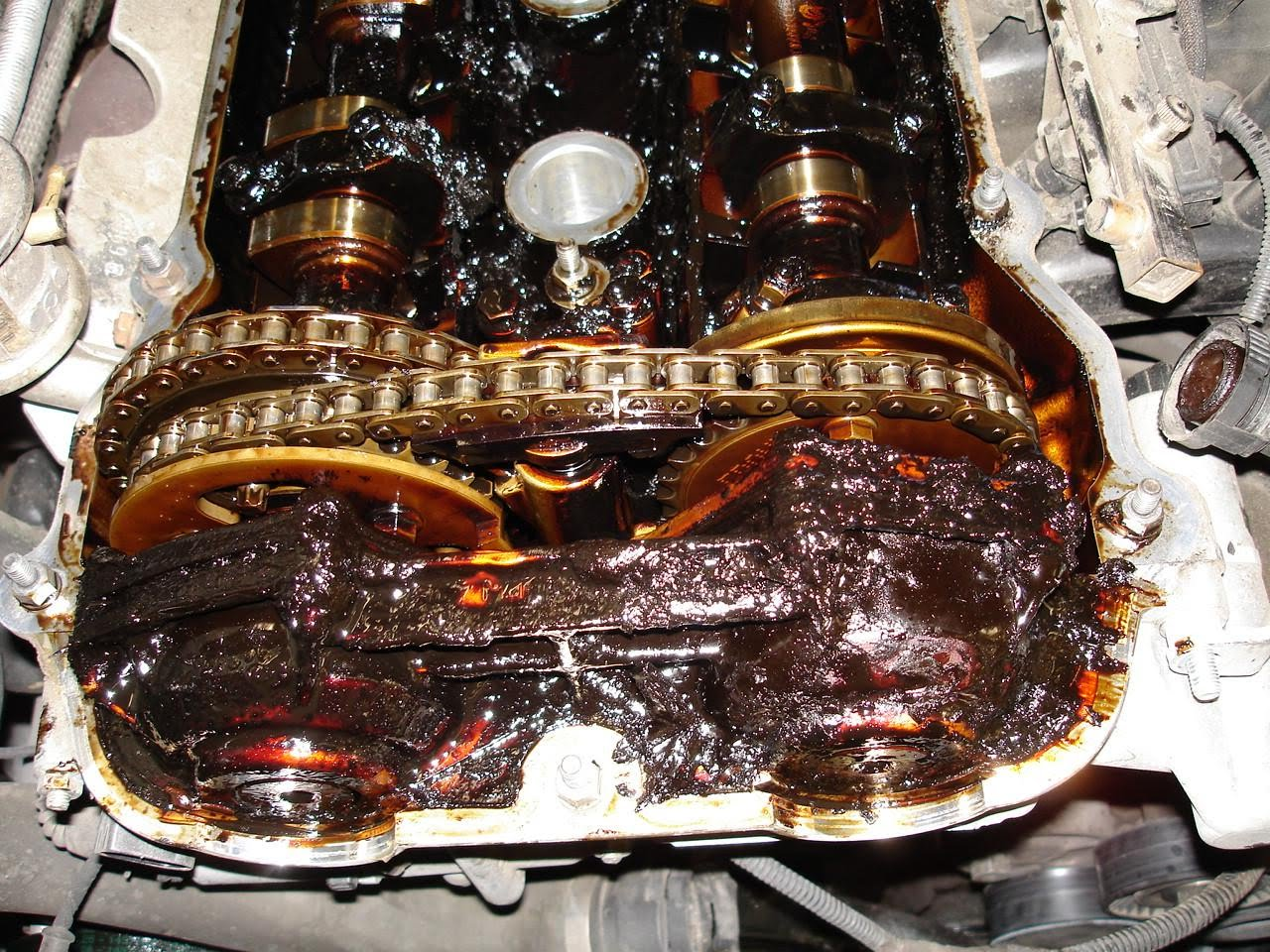 Стоит ли менять масло в двигателе, если оно почернело?