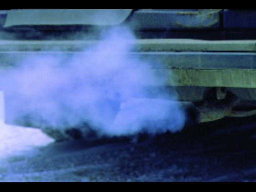 Почему дымит двигатель сизым дымом: основные причины и методы устранения
