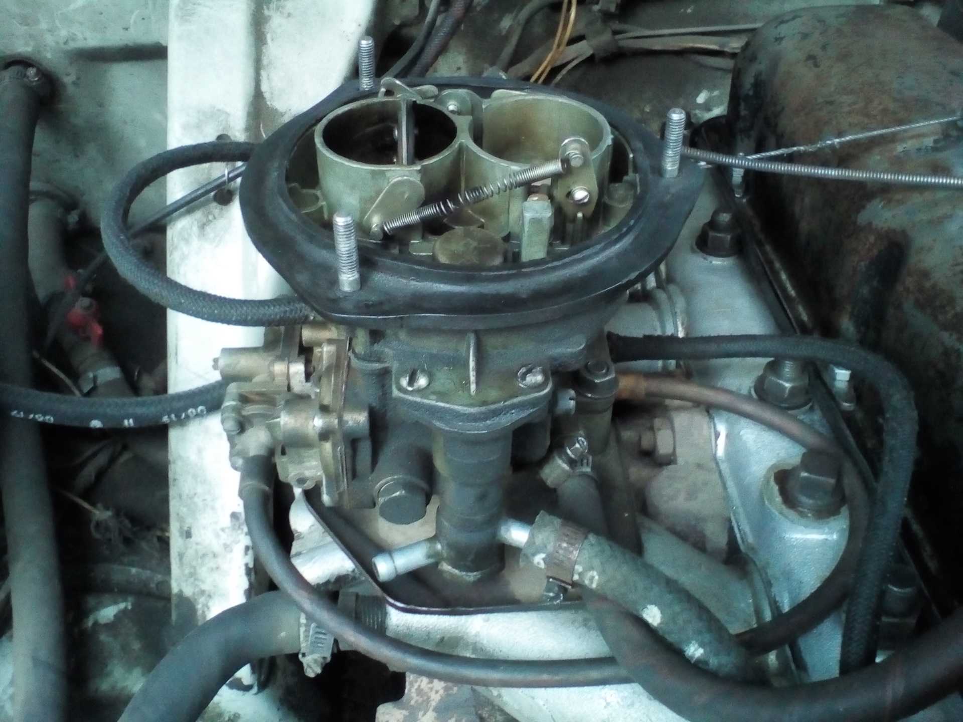 Почему двигатель машины глохнет при нажатии на педаль газа?