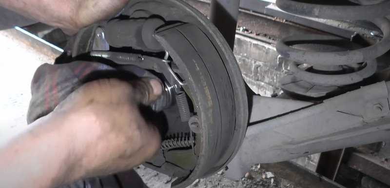 Ремонт дэу ланос замена тормозных колодок тормозного механизма переднего колеса daewoo lanos