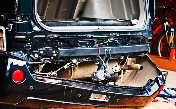 Замена пластиковой накладки заднего бампера и пластиковой накладки двери багажника: страница 2