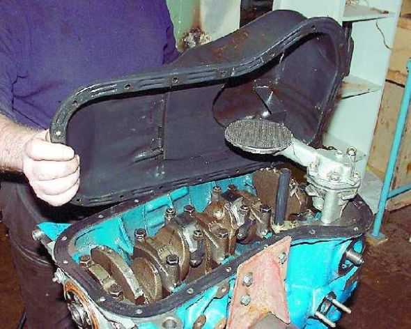 Как двум мужикам снять двигатель с «классики» у себя в гараже? простая инструкция!