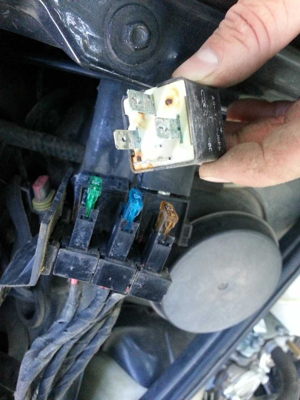 Почему на форд фокус горит лампочка аккумулятора: все причины